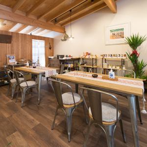 [Tables for 4 people x 2 tables] For visiting with friends or a small girls' party.The interior of the store, which is filled with the warmth of wood, is a warm space with indirect lighting.