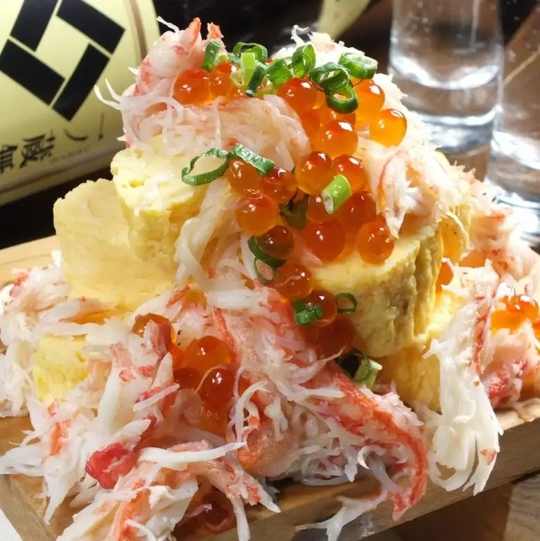 【二丁目酒場名物】蟹ぶっかけ出汁巻き玉子いくらがけ