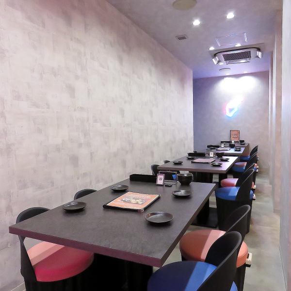 本店提供各種座位選擇，包括全包廂、半包廂、桌席、吧台席等。此外，我們也承接最多50人的包場宴會，歡迎您預訂宴會、酒會等大型團體！如有座位需求，請隨時與我們聯絡。我會等！