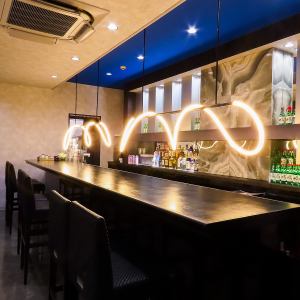 我们有六个柜台座位，非常适合独自用餐或喝一杯。非常适合约会或与朋友聚餐。我们晚上11点后营业，欢迎随时光临。请随时联系我们进行预订。我会等！