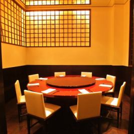 ◆8～12名様向けの円卓個室◆当店一番人気の個室となっております。中二階にあり、他のお席とは隔離されておりますので、周りを気にせずにごゆっくりお過ごしいただけます。ご接待や大切な方とのご会食に最適です。