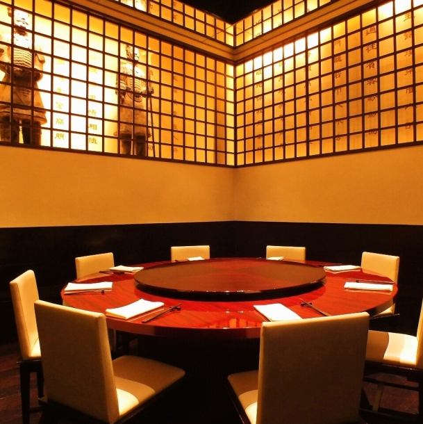 【接待や会食に最適】ラグシュアリーな雰囲気の円卓完全個室も各種ご用意しております。中二階にあり他のお席とは隔離されておりますので、周りを気にせずゆっくりとディナータイムをおくつろぎいただけます。高級感がありながら品の良い上質な空間で、当店自慢のお料理をご賞味ください。お早目のご予約をお願い致します。