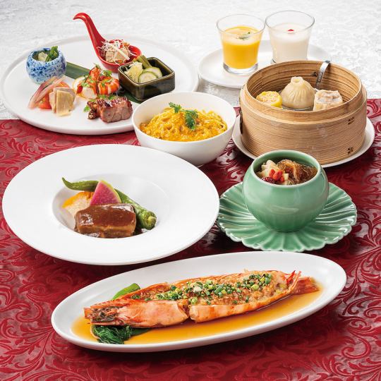 The chef's special menu at the Akasaka store: [Sui Course] 7 dishes including shark fin and giant shrimp [2 hours of all-you-can-drink included] 12,500 yen