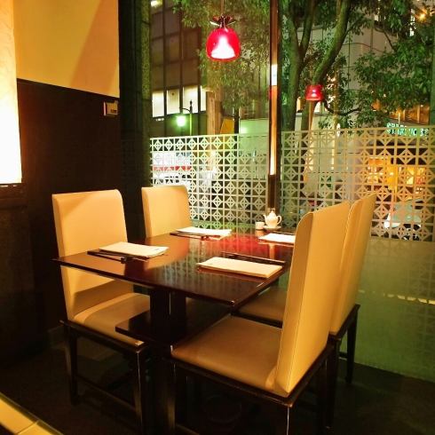 外の景色が見えるガラス張りのお席も♪デートにもピッタリ!
