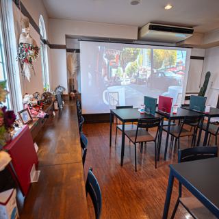 The counter seats by the window are perfect for remote work or studying.