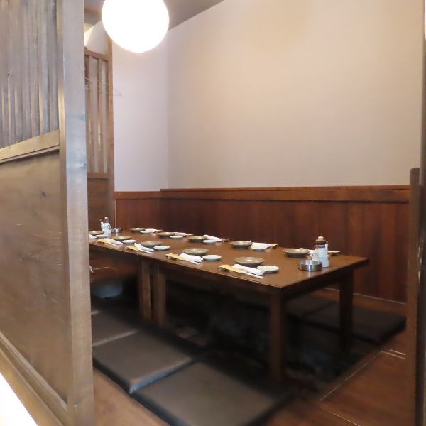【掘りごたつ個室】最大8名様迄の掘りごたつ個室は、大切な接待や気兼ねない会食に最適なプライベート空間。足元を気にせず寛げるため、少人数でのご宴会にも大変喜ばれています。落ち着いた雰囲気の中で上質な宴をどうぞ。