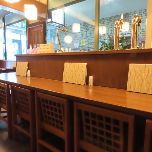 【カウンター席】店主との会話が弾むカウンター席は、お一人様やデートに最適。目の前で焼き上がる香ばしい焼鳥の音や香りを五感で楽しめる、当店一番のオススメ空間です。火鍋や鮨ドックに合う厳選酒の相談も、カウンター越しならスムーズ。職人の技を間近に眺めながら、こだわりを語らう贅沢な時間をお過ごしください。