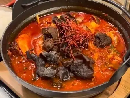 【順厚丸特製薬膳火鍋】辛み増量やチーズで絶品ランチ◎