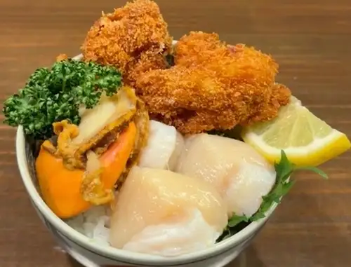 【ホタテわんぱく丼】あたま倍盛でホタテを贅沢に満喫♪肉厚で濃厚な旨味と甘みがたまらないガッツリ丼。