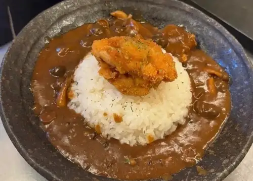【ホタテフライカレー】サクサク衣にホタテの旨味がギュッと詰まった自慢のフライと濃厚カレーが相性抜群！