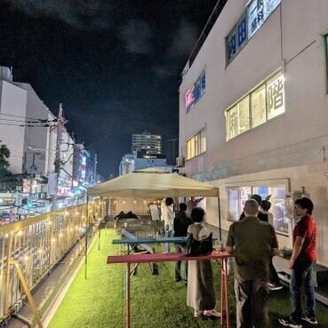 芝生の上でくつろげるテラス席をご用意しております！テントもあるので、日差しの強い日や雨の日でも安心です◎お手軽にキャンプ気分をお楽しみいただけます♪