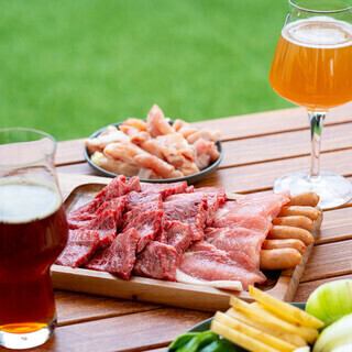 駅前ビルのテラスでビアガーデン！【BBQハーフ＋乾杯ビールセット3500円(税込)】
