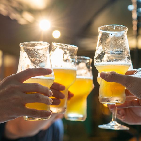 気軽に寄れるスタンディングタイプのBARカウンターです！タップから注ぎたての樽生ビールをお出ししますので、隣り合った人やスタッフとの会話をお楽しみいただけます☆