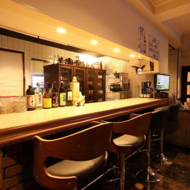 当店には4席のカウンター席がございます。お一人様でゆっくりと過ごしたい時や、大切な方との記念日や誕生日などの特別なシーンにぴったりです♪しっとりとした雰囲気の中で、周りを気にせず語り合いたい接待や会食などのビジネスシーンにも最適。お客様の大切なひとときを、心を込めてお手伝いさせていただきます◎
