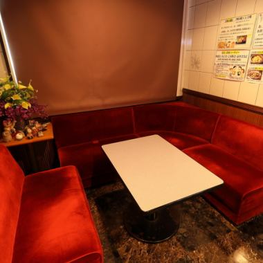 4名様から5名様掛けのテーブル席を5席ご用意しております。ご家族での楽しいお食事や、気心知れたご友人とのカジュアルなランチ、ディナーに最適です◎広々とした空間で、ゆったりとお食事と会話をお楽しみいただけます。アットホームで落ち着いた雰囲気の中で、美味しい料理を囲んで楽しいひとときをお過ごしください♪