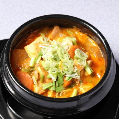 【秘伝の味】名物 もつ煮◆じっくり煮込んだ自慢の一品：990円(税込)