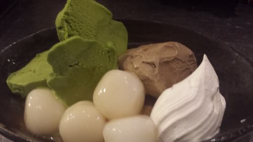 抹茶和烤绿茶配两色冰淇淋