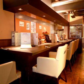 A spacious counter seat on the sofa on the first floor.Spacious with a space next to it.In addition, there is a live special seat where you can see the food being cooked in front of you.You can even meet hidden menus.