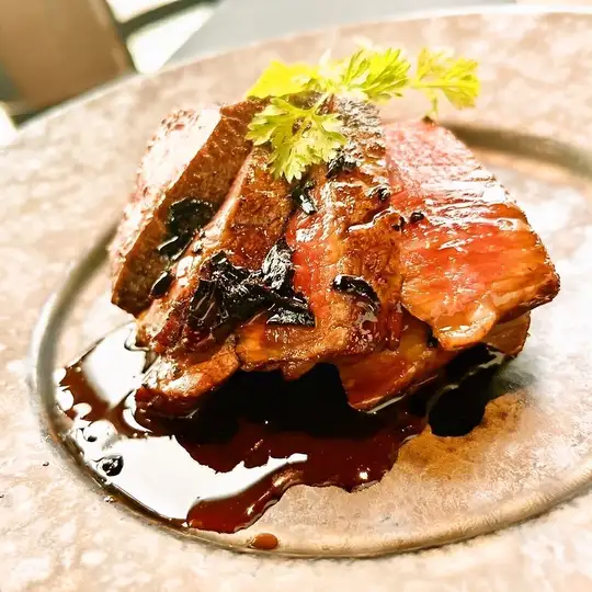 【夏季晚餐套餐】包含烤博多和牛牛腿肉等6道菜，2小时畅饮★ 凭优惠券7150日元（含税）。