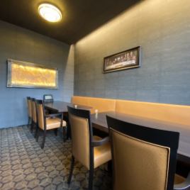 A completely private room that protects your privacy.You can relax and enjoy your meal without worrying about other customers.It can seat up to 12 people, so it can be used for small dinner parties and family dinner parties.※It will be a guide for 6 people or more.