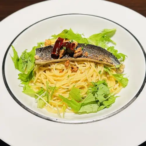 秋刀魚とローストナッツのペペロンチーノ