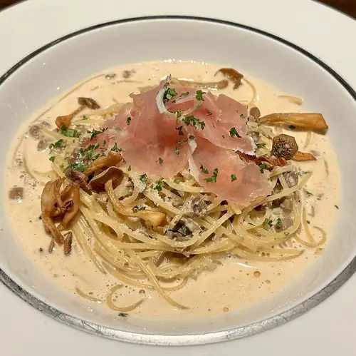 生ハムとポルチーニ茸のクリームパスタ