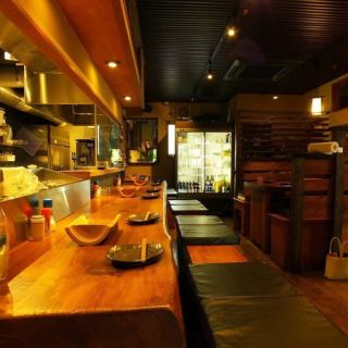 【カウンター席：1名様×6席】カウンター席は1名様×6席をご用意。柔らかな明るい照明と居心地抜群の雰囲気の中で、目の前の調理シーンのライブ感もお楽しみいただける、初見様にも常連様にも隠れ人気の特等席です。お一人様でのご利用はもちろん、大切なパートナーとのデートやご友人との飲み会にも幅広くお使いください。