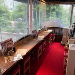 【テラス席:～6名様】テラス席は最大6名様までご利用OK！西川の誇る美しい景観を望めるテラスは、大切な方とのデートや主役のいる誕生日・記念日のお祝いにも最適です。横並びのお席のため、普段よりもずっと距離感が近く、親密度が上がること間違いなし♪楽しい会話とお食事を存分に満喫したいお客様におすすめです。