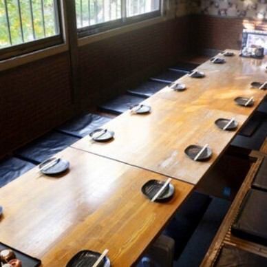 【掘りごたつ席：～16名様】掘りごたつ席は～16名様まで対応可能。窓側に位置しているため、西川の景色をじっくりと見渡しながらお食事や会話をお楽しみいただける、人気のお席です。また、掘りごたつ席のため、足を伸ばしてゆったりとお過ごしいただけます。接待や記念日などの各種宴会に合わせてご利用ください。