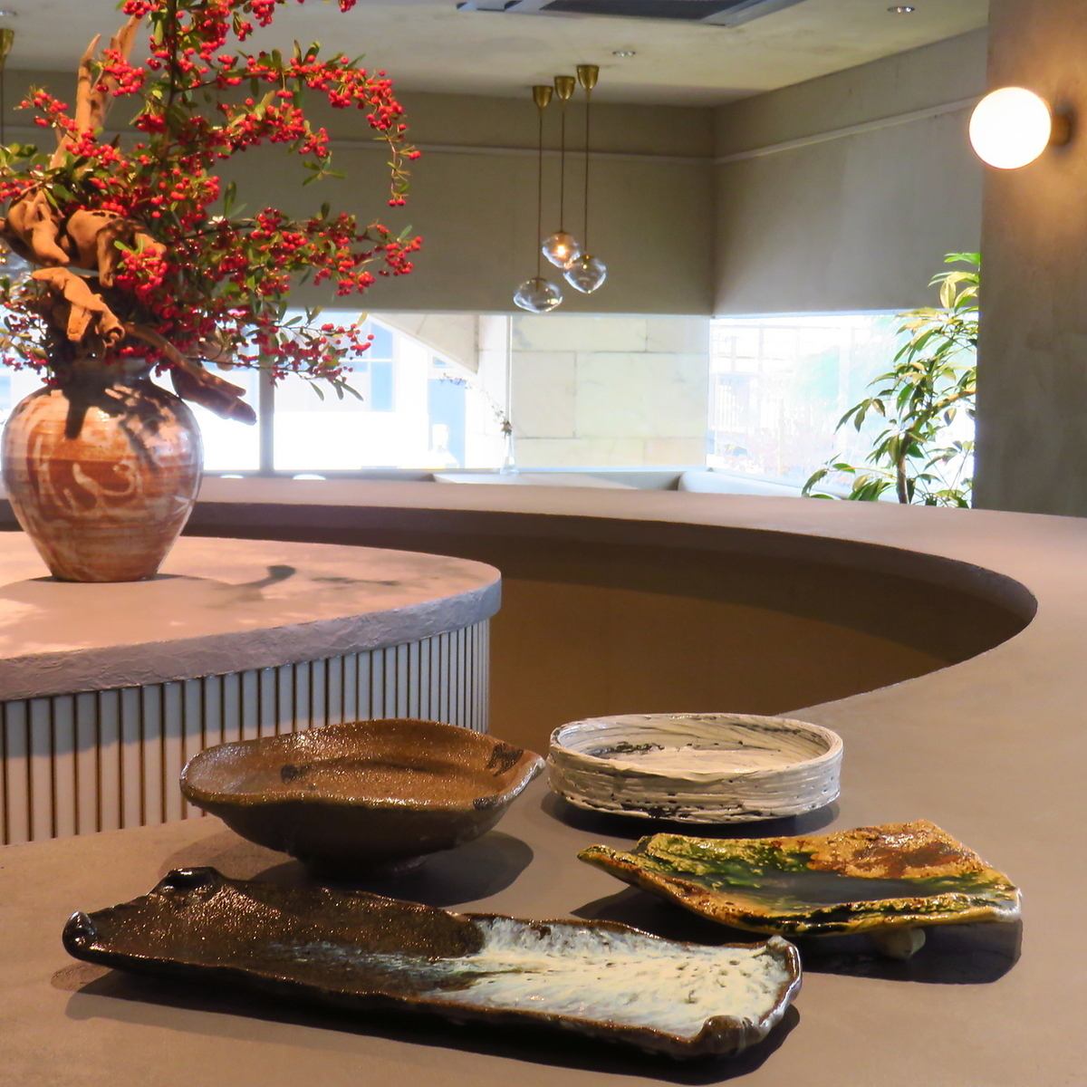 内装がおしゃれな店内で料理をご堪能下さい！