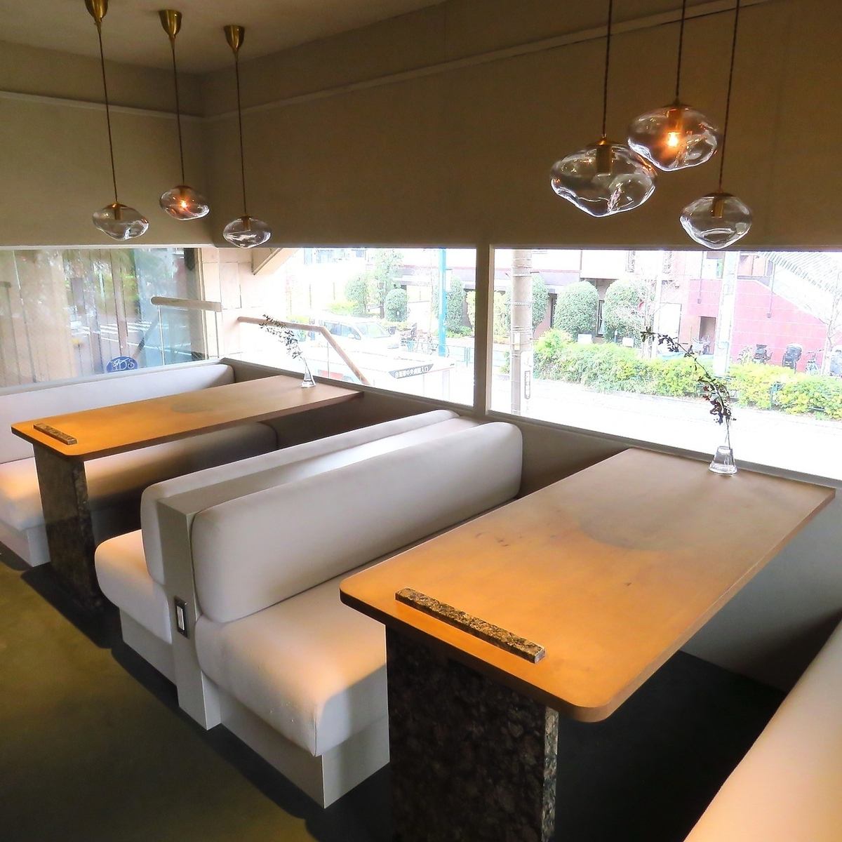 デートに最適のカウンター席、テーブル席をご用意しております◎