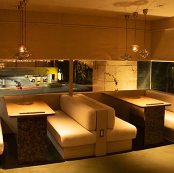 世田谷公園近く に位置する当店は、ランチタイムに明るい自然光がたっぷりと差し込み、開放的な空間 となります。ガラス張りの壁からは公園の木々が望め 、まるで自然の中で食事をしているかのような気分で、食の喜びを味わえます。