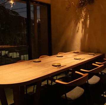 大切な方との語らいに最適な完全個室を完備しております。おしゃれな新店の雰囲気はそのままに、プライベート感溢れる空間で、周囲を気にせずゆったりとお過ごしいただけます。記念日や接待はもちろん、お子様連れのご家族にも最適です。