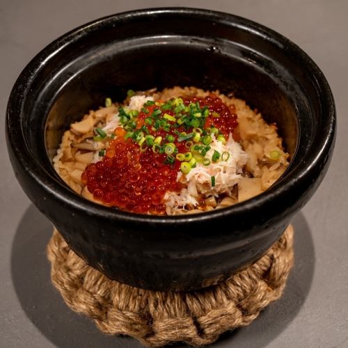 一道奢华的砂锅饭，满满的雪蟹和鲑鱼籽！浓郁的美味浓缩在这道菜中。◆ “雪蟹鲑鱼籽砂锅饭”