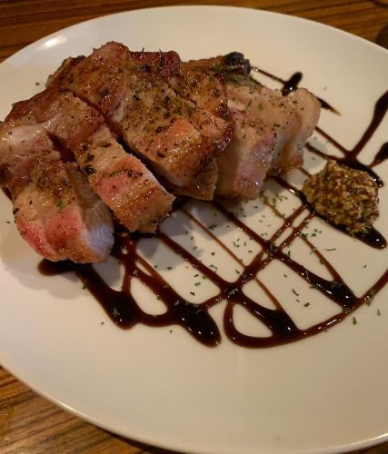 お肉料理も人気！特製スペアリブも◎