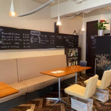 The table seats can be connected to accommodate groups of up to 10 people! If the restaurant is reserved for private use, it can accommodate up to 8 people - negotiable.