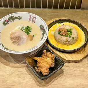 鶏白湯ラーメンと鉄板ガーリックライスセット