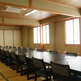 ≪宿泊のお客様も大歓迎♪≫ 当館にご宿泊のお客様は大小ゆっくりできるお食事処をご用意。伊勢志摩的矢の海を眺めながら、絶品なお料理の数々をぜひお召し上がりください。
