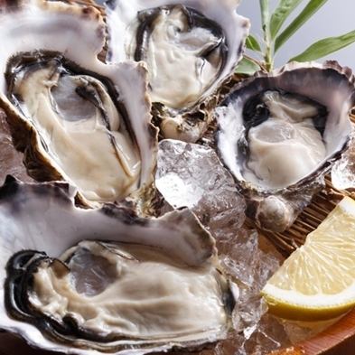 《名代的矢かき料理》《新鮮な海の幸》を味わえる宿として、暖簾を掲げて半世紀以上