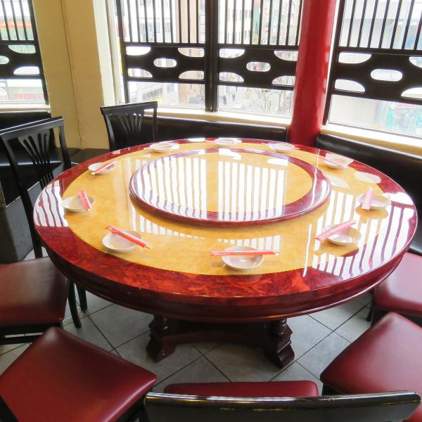 VIP seat of "Round table" unique to China ◎ It is a luxurious seat with a panoramic view of Sannomiya.