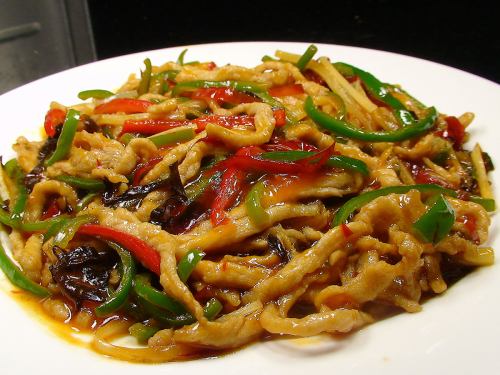 Stir-fried shredded pork with sweet and spicy sauce