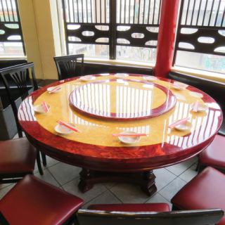 There is a round table, so you can have lively conversations.