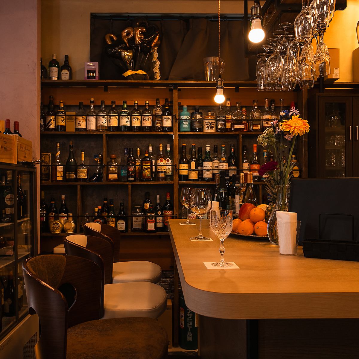 しっぽり楽しめるバーの雰囲気で、こだわり料理とお酒を楽しむ♪