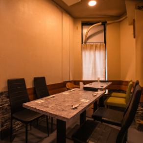 2名様以上でご利用可能なテーブル席を、3卓ご用意しております。複数卓を一緒にご利用も可能です。