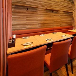 A table for 6 people that can be used for group drinking parties.As the yakitori and sake go on, there is no doubt that conversation will start.