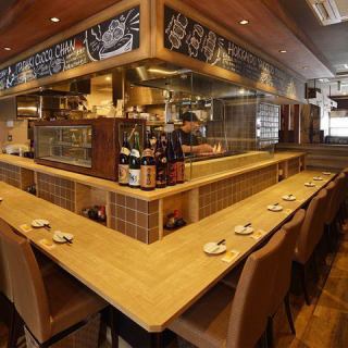 Counter seats that one person can enjoy without hesitation.You can enjoy the realistic sensation as the yakitori will be baked right in front of you.