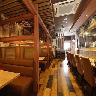 Open counter seats.It's a relaxing space where you can feel the warmth of wood, and it's a perfect space to enjoy yakitori and sake.