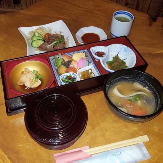 We also have a wide selection of lunch menus! ♪