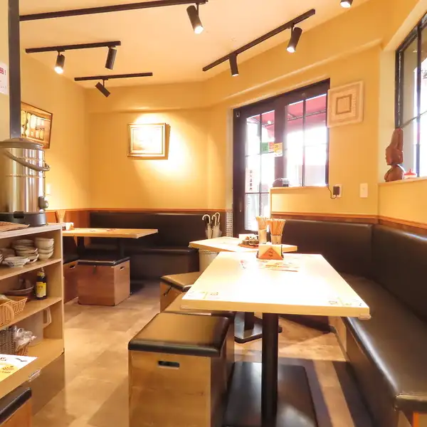 当店では、2名様テーブル席を16つご用意しております。テーブルをくっつけて4名利用や大人数でのご利用も可能です。お一人様～宴会や女子会など、様々なシーンにぴったりです。ご不明な点がございましたら、お気軽にお店へお問い合わせください◎