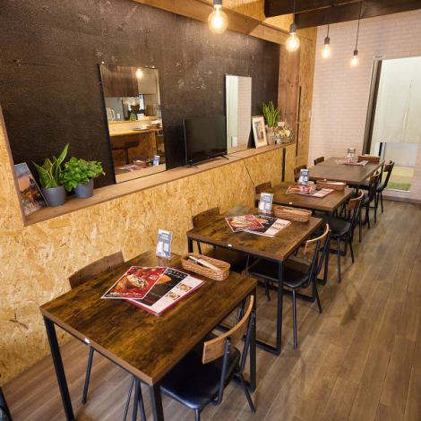 店内のメインとなるテーブル席は広々としており、ご家族やご友人、大切な方とのお食事会にぴったりの空間です。木目を基調としたレトロな内観が落ち着いた雰囲気を演出。会話を楽しみながら、自慢の洋食を心ゆくまでご堪能いただけます◎テーブルの配置変更も可能ですので、大人数でのご利用もお気軽にご相談くださいませ。